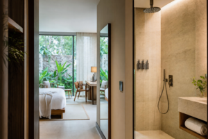 Habitación de hotel confortable con soluciones de sostenibilidad integradas en la experiencia del huésped
