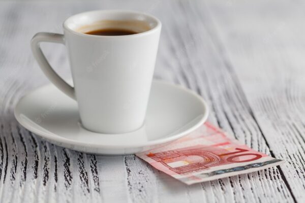 taza-cafe-negro-billetes-euros_155165-5706